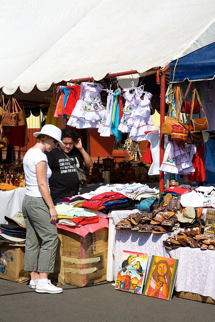 Puerto Corinto, Chinandega, Nicaragua, Mittelamerika; Käufer auf einem Kunsthandwerkermarkt im Freien