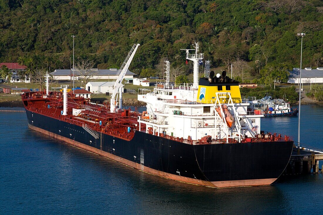 Rodman Docks, Panama-Kanal, Panama-Stadt, Panama, Mittelamerika; Öltanker im Dock