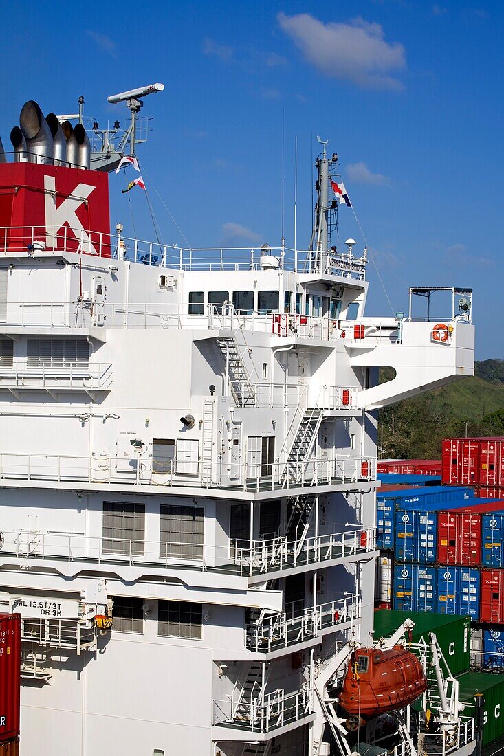 Miraflores-Schleusen, Panamakanal, Panama, Mittelamerika; Containerschiff in Schleuse
