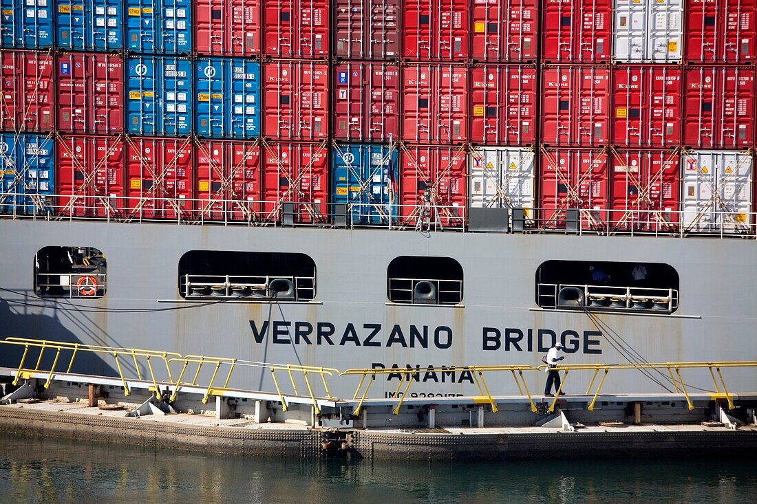 Gatun-Schleusen, Panamakanal, Panama, Mittelamerika; Containerschiff in Schleuse