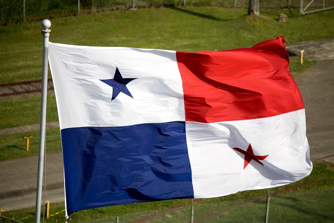 Gatun-Schleusen, Panamakanal, Panama, Mittelamerika; panamaische Flagge