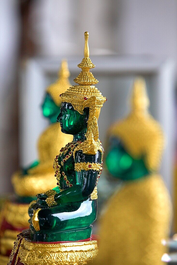 Wat Somdej Phuttachan, Thailand; Nahaufnahme einer kleinen buddhistischen Statue