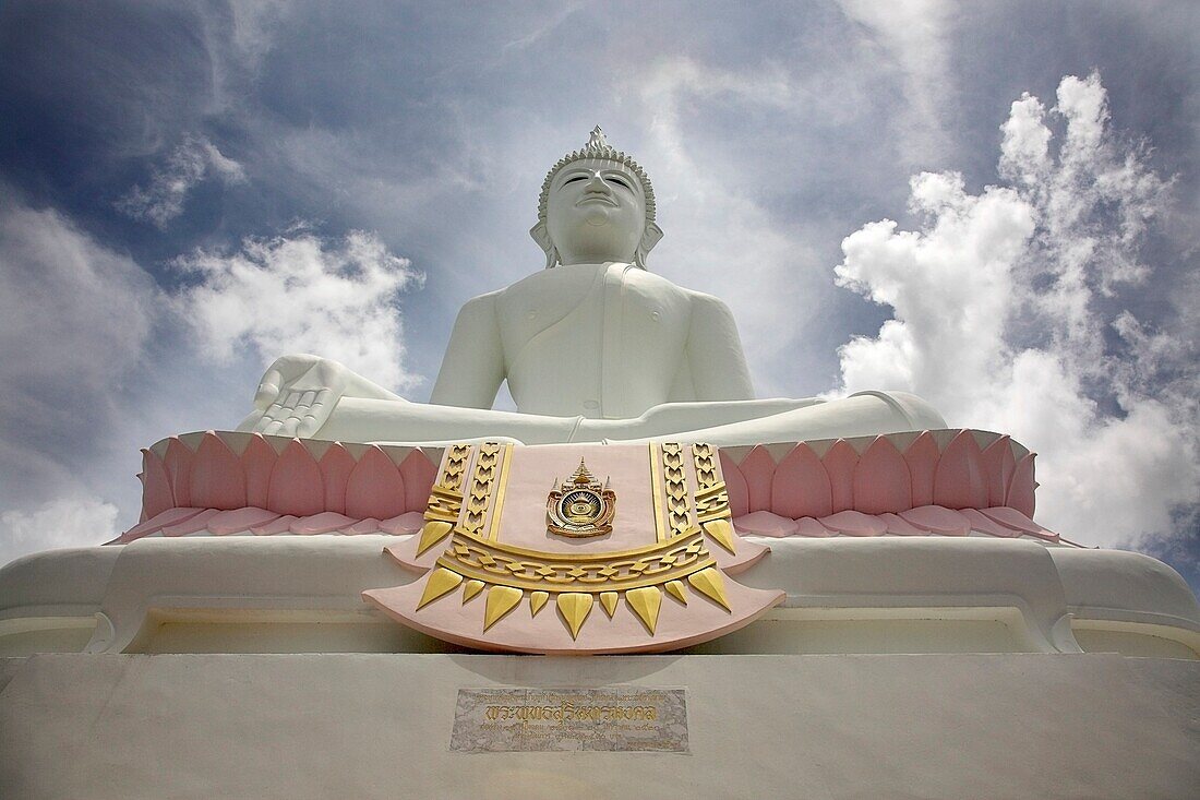 Niedriger Blickwinkel auf Buddha und Tempel; Phra Buddhasurintaramongkol, Isan, Thailand