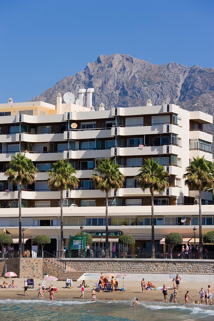 Panoramaaufnahme eines Hotels am Strand