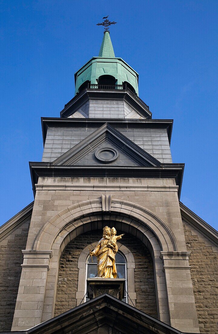 Eine Kirche mit einer goldenen Statue