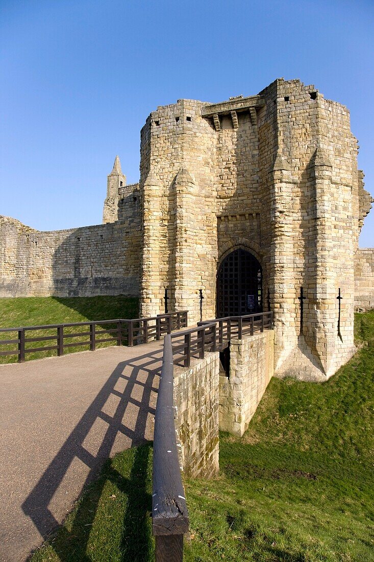 Ein Steingebäude mit Brücke und Tor; Northumberland, England