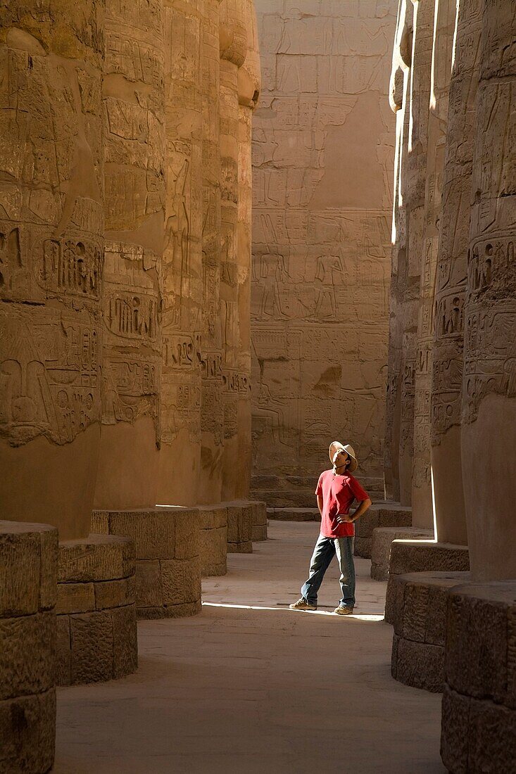 Mann im Karnak-Tempel stehend