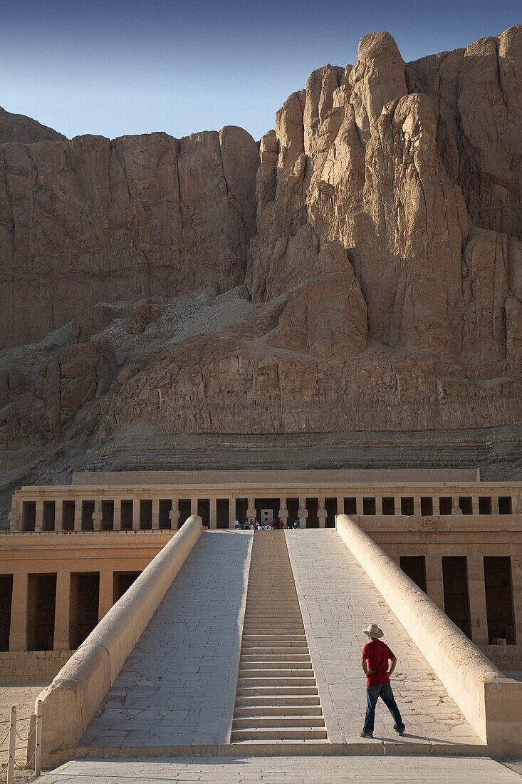 Mann beim Betrachten des Hatschepsut-Tempels; Luxor, Ägypten
