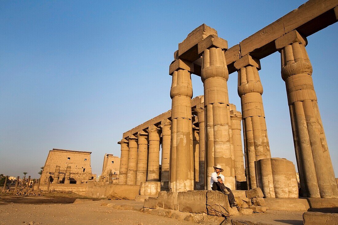 Mann im Luxor-Tempel; Luxor, Ägypten