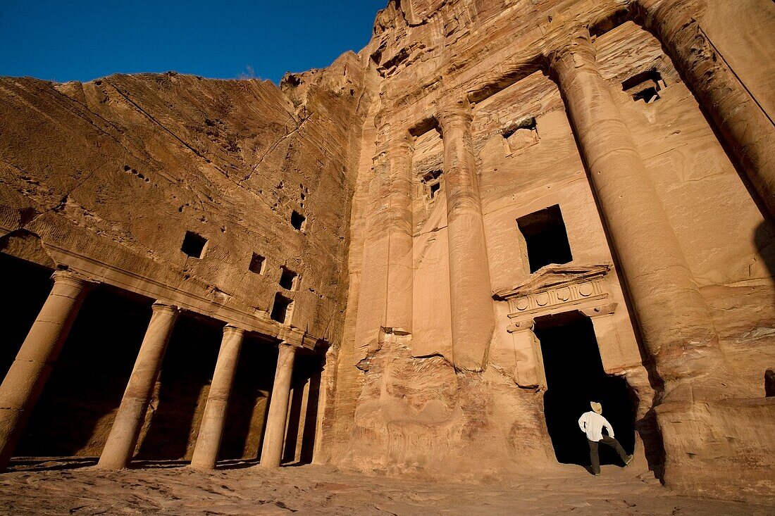 Mann stehend bei königlichem Grabmal in Petra