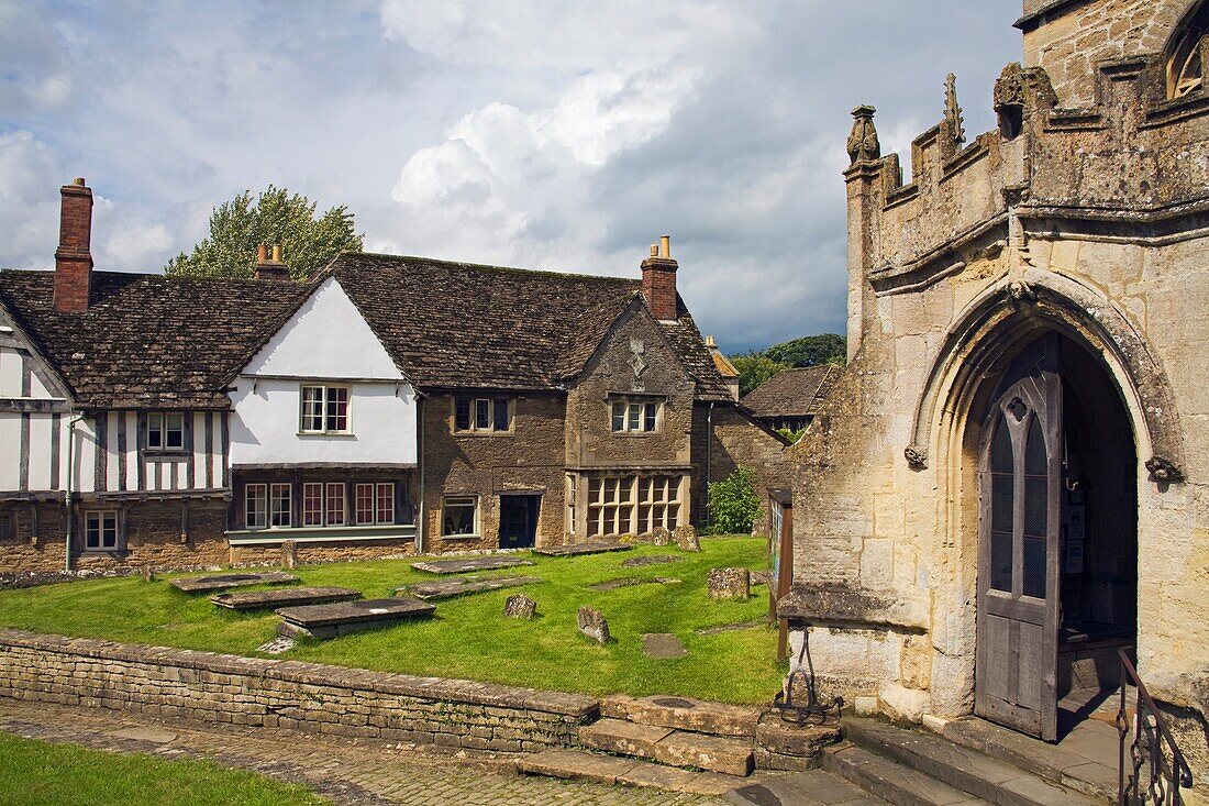 St. Cyriac's Church & Graveyard, Dorf Lacock, Grafschaft Wiltshire, England