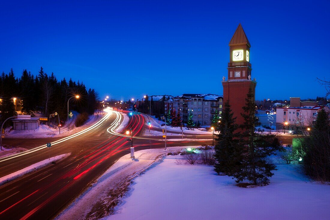 Uhrenturm zu Weihnachten, St. Albert, Alberta, Kanada