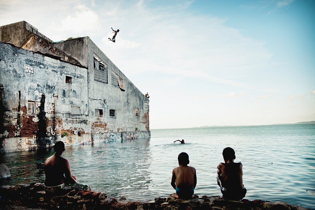 Kinder, die ins Meer springen; Salvador, Bahia, Brasilien