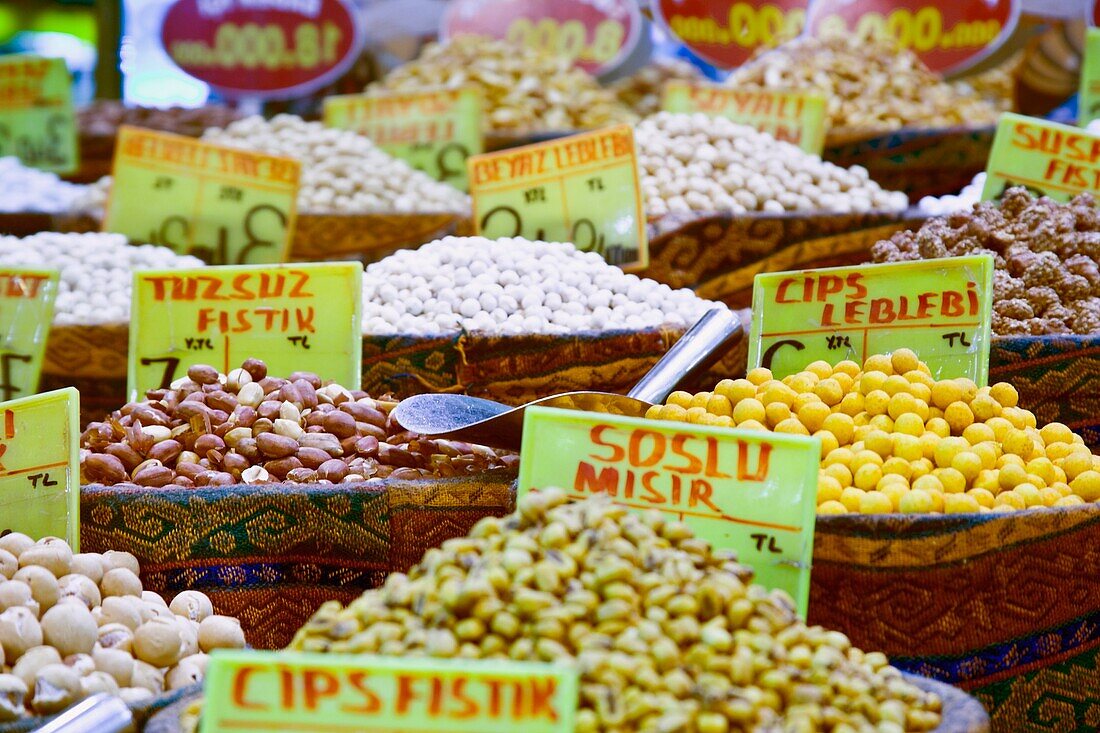 Frische Bohnen auf dem Freiluftmarkt, Istanbul, Türkei