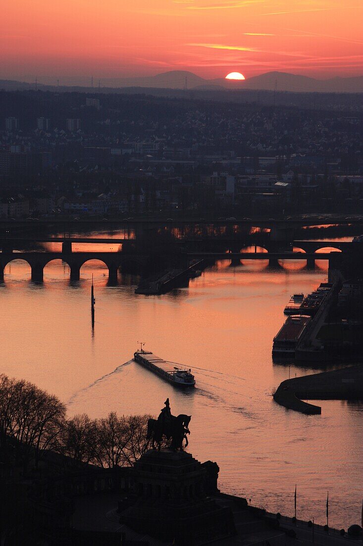 Sonnenuntergang über dem Fluss; Koblenz, Deutschland