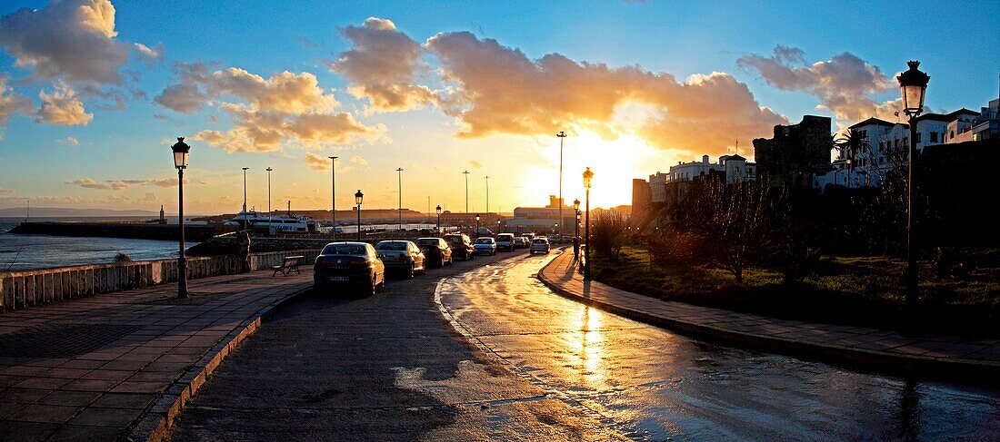 Straße zum Hafen bei Sonnenuntergang, Tarifa, Cádiz, Spanien