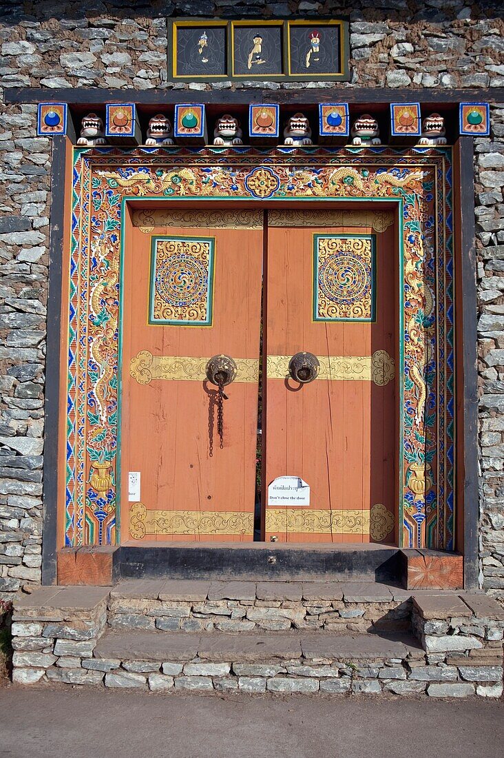 Gemälde an einer Türöffnung in einer Felswand, Bhutan