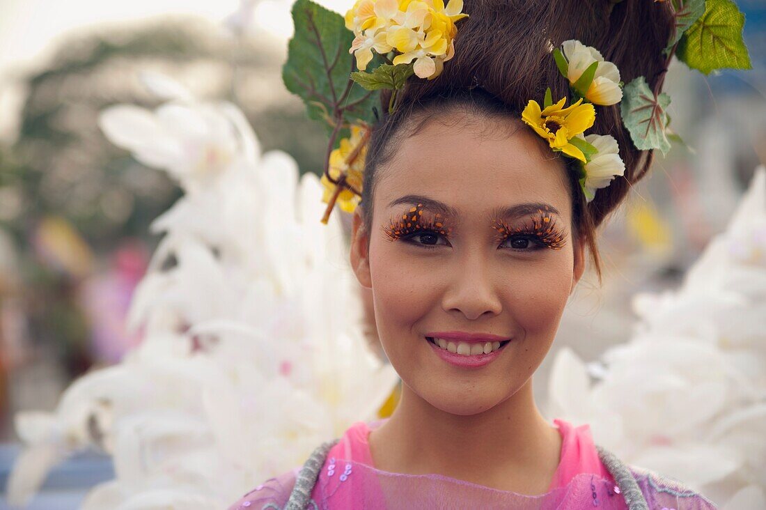 Frau beim Blumenfest, Chiang Mai, Thailand