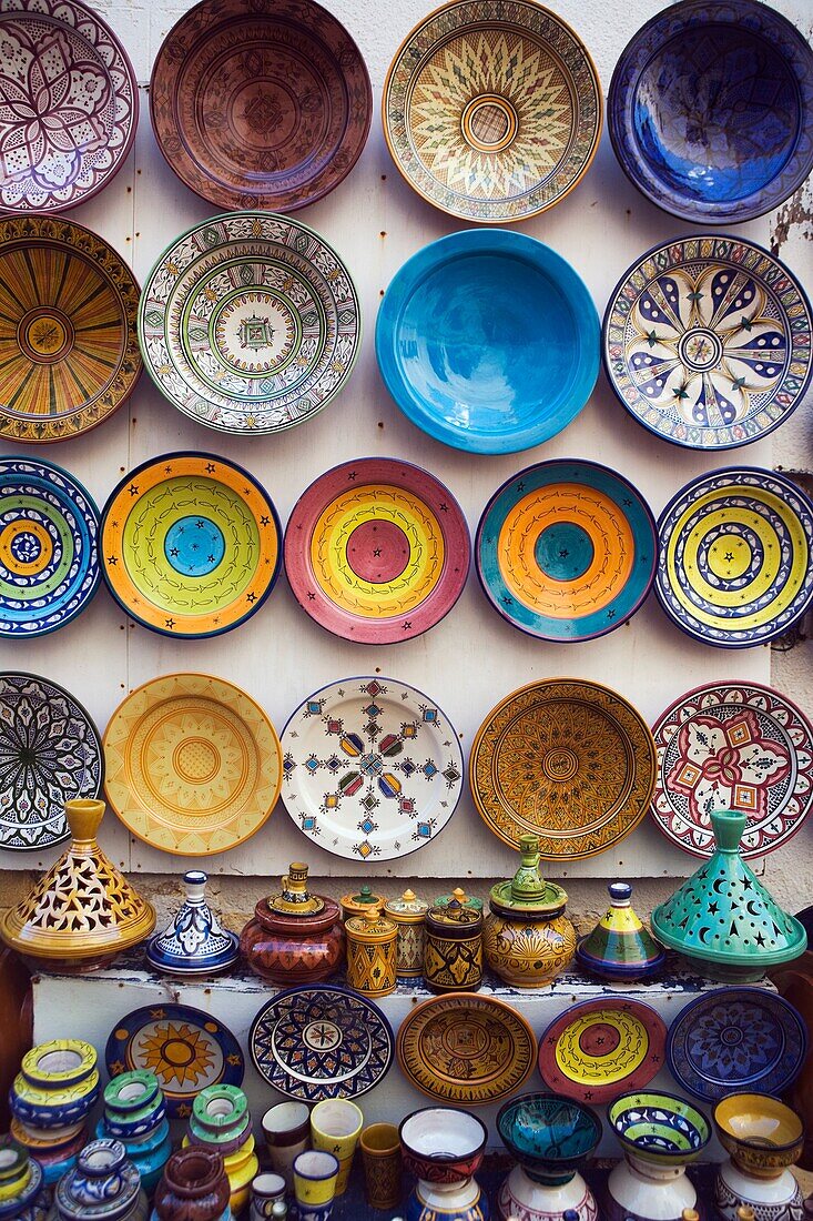 Souvenirs in einem Geschäft in Essaouira, Marokko