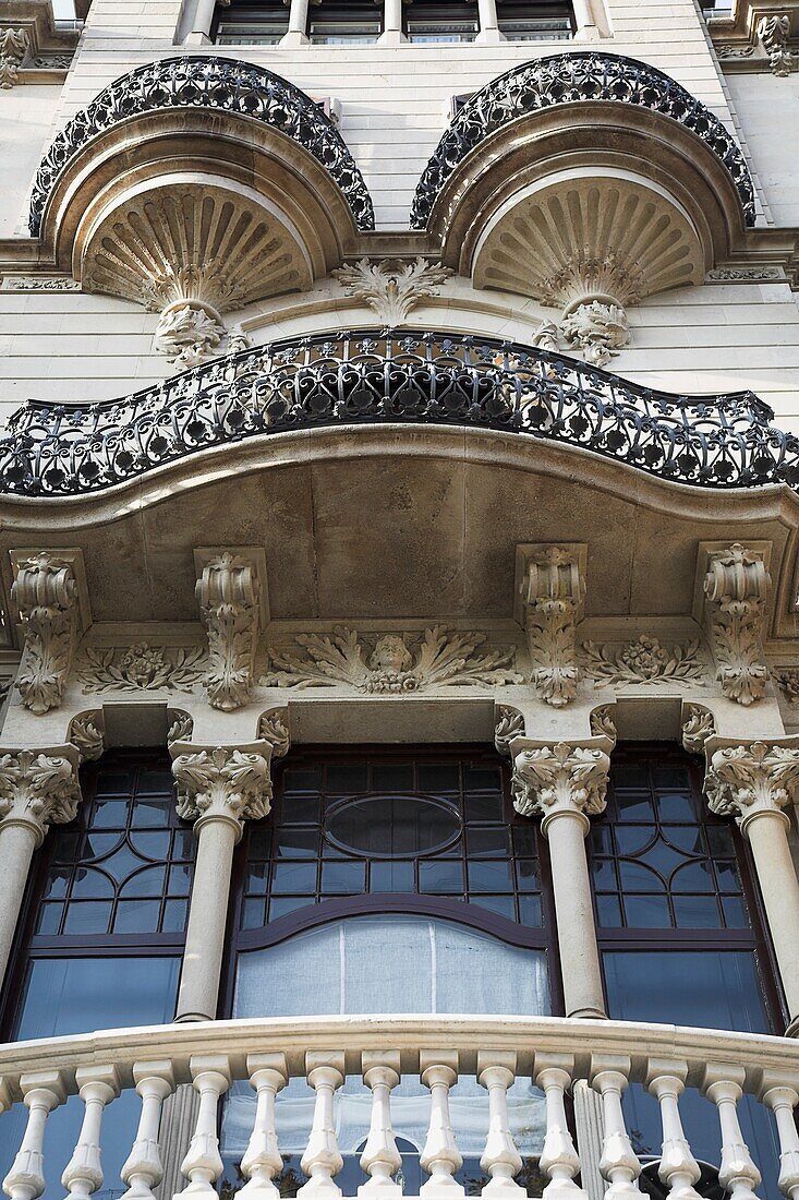 Verschnörkelte Balkone; Barcelona, Spanien