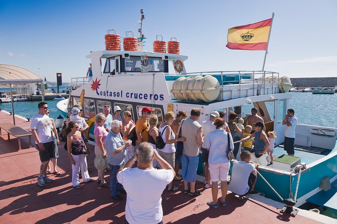 Touristen an Bord eines Ausflugsbootes, Fuengirola, Malaga, Spanien