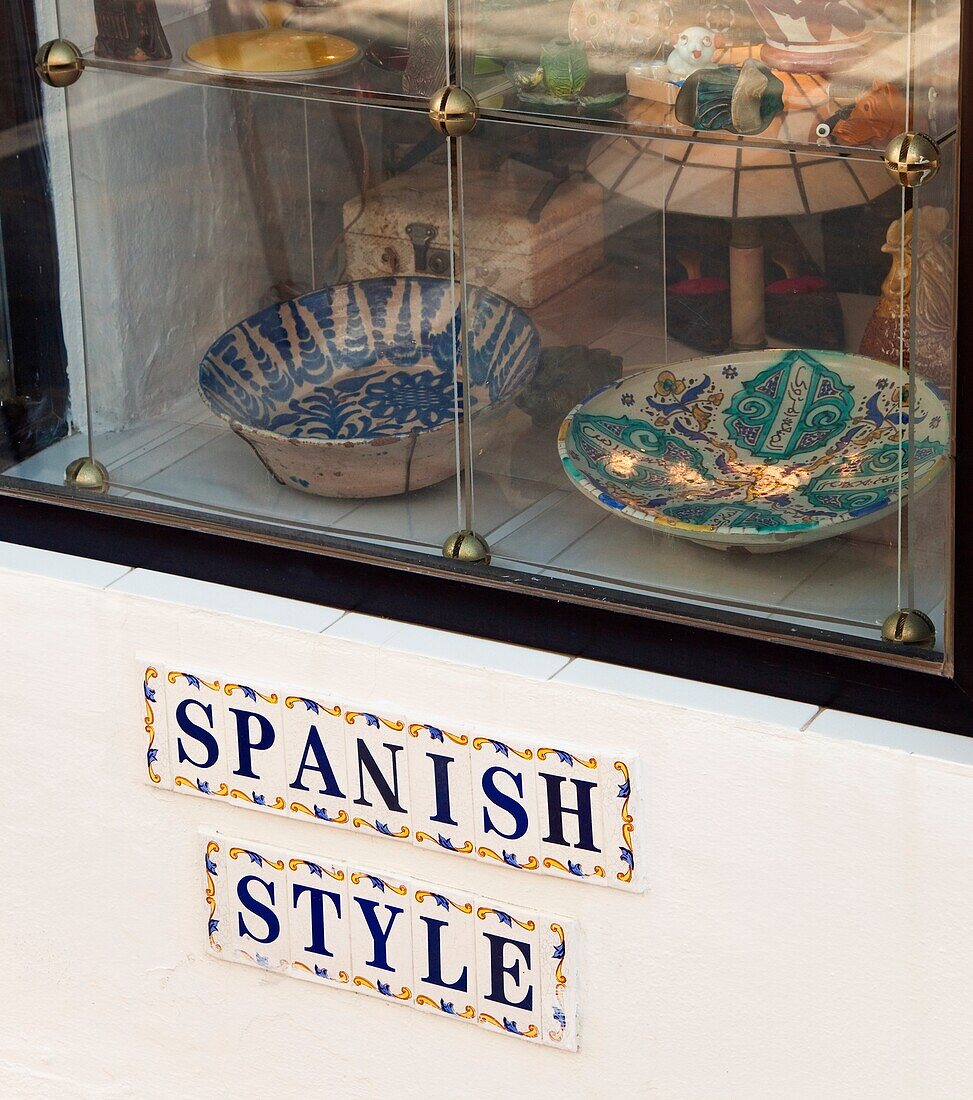 Spanische antike Töpferwaren in einem Schaufenster, Marbella, Málaga, Spanien