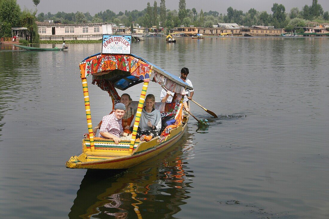 Touristen auf einem überdachten Boot