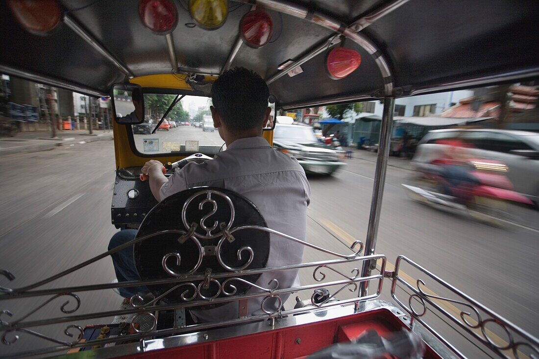 Rückansicht eines Fahrers im Fahrzeug; Bangkok, Thailand