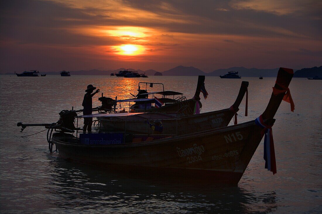 Boote bei Sonnenuntergang, Krabi, Thailand