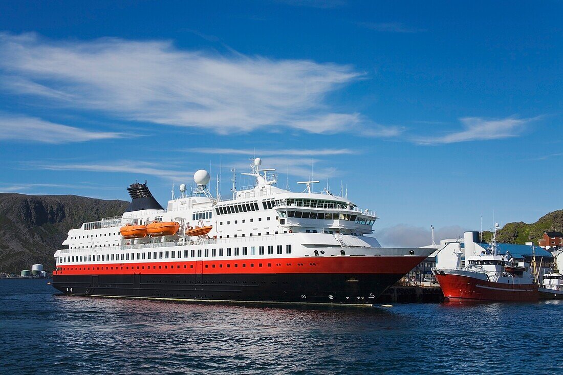 Fährboot im Hafen von Honningsvag, Insel Mageroy, Norwegen, Skandinavien
