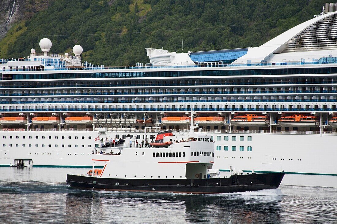 Grand Princess Kreuzfahrtschiff und Fähre im Aurlandsfjord, Flam Village, Sognefjorden, Westfjorde, Norwegen, Skandinavien
