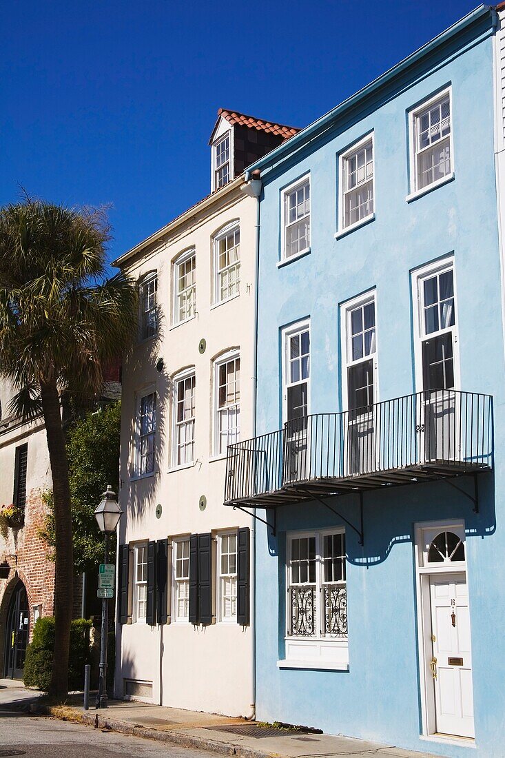 Häuser in der Rainbow Row, Queens Street, Charleston, South Carolina, USA