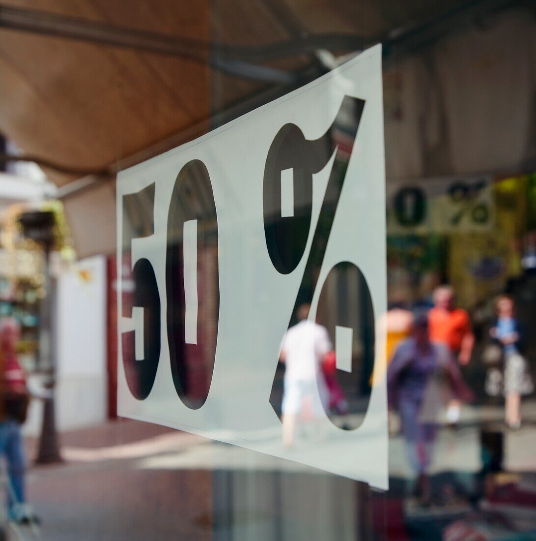Fünfzig-Prozent-Rabatt-Schild im Schaufenster