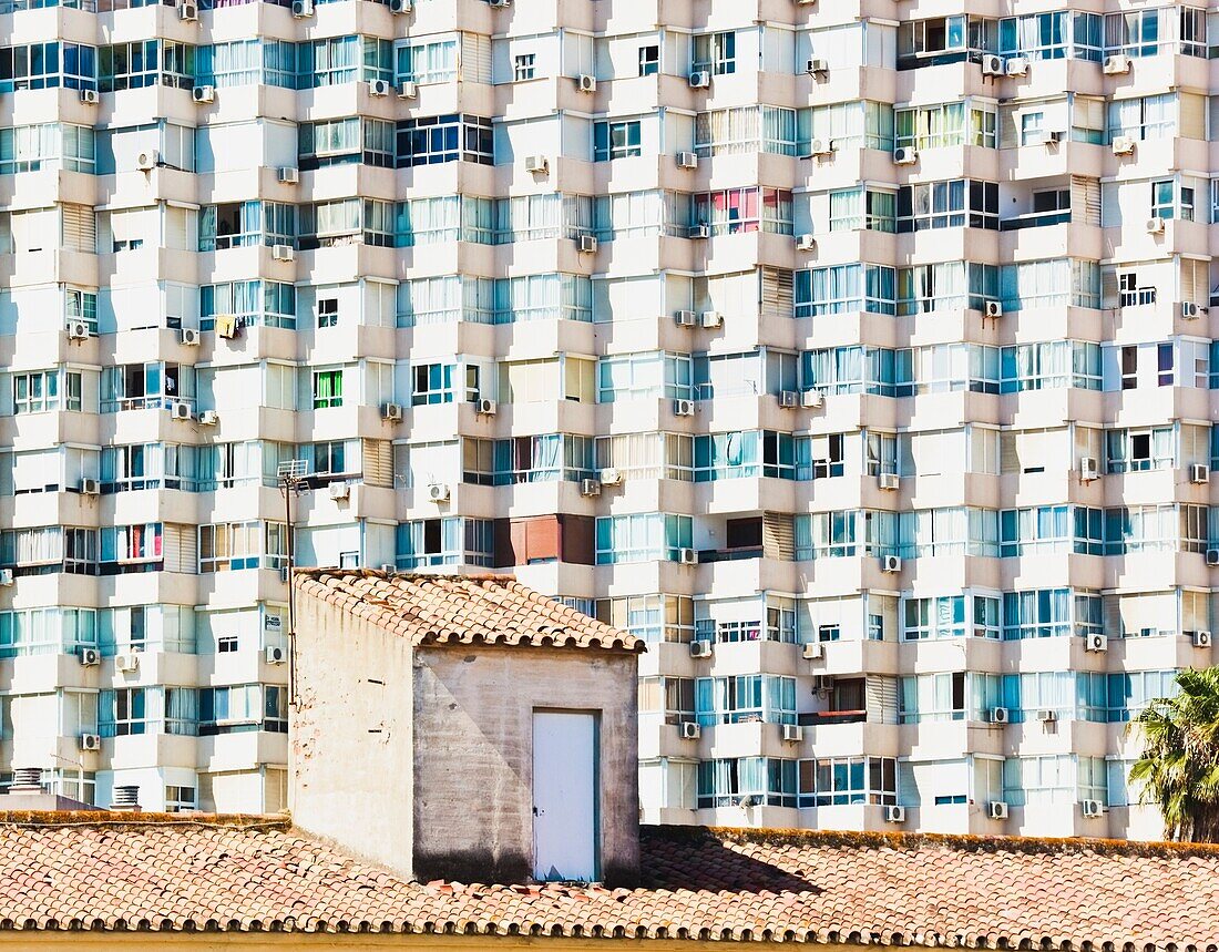 Kontraste zwischen alter und neuer Architektur; Torremolinos, Malaga, Spanien