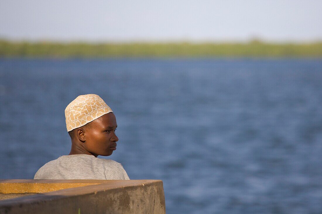 Junger Mann trägt eine Kofia-Mütze, Lamu, Kenia