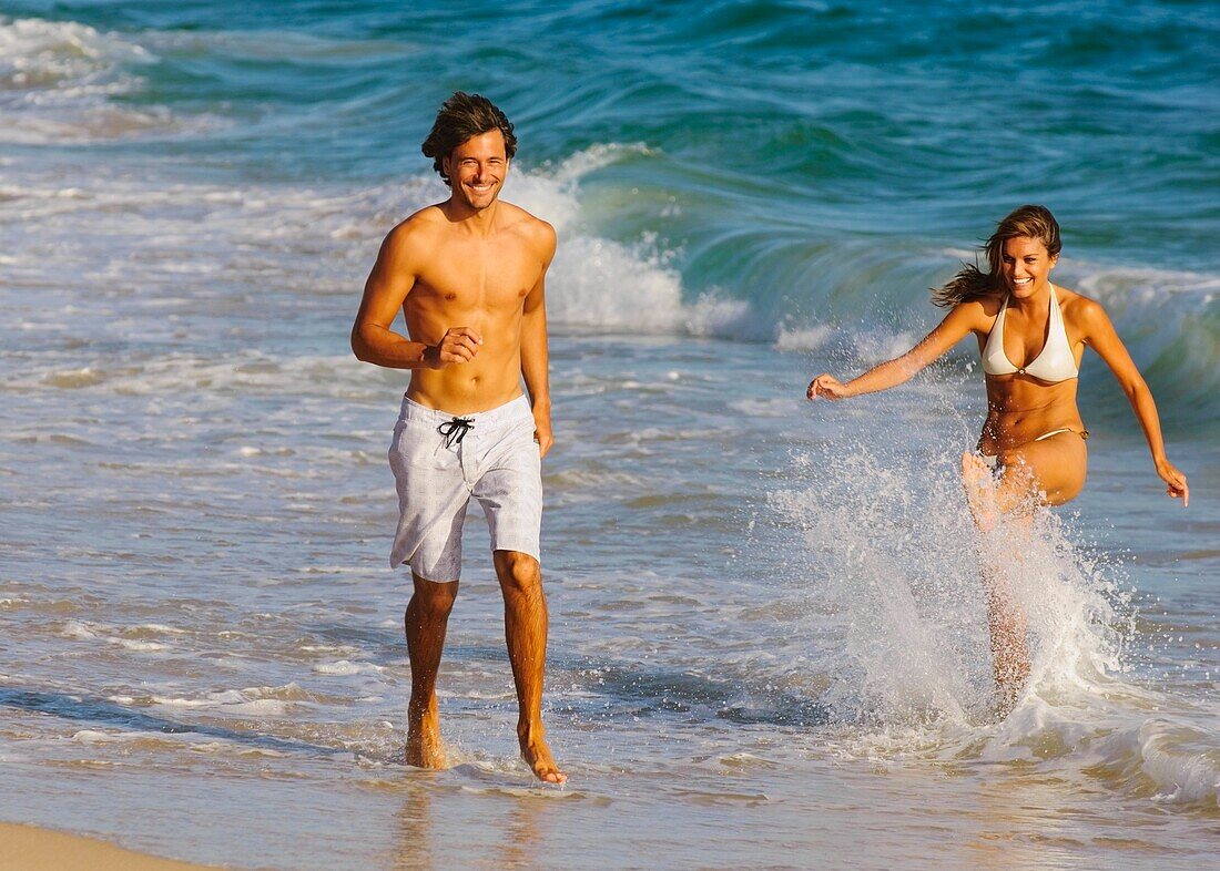 Junges Paar geht am Strand spazieren