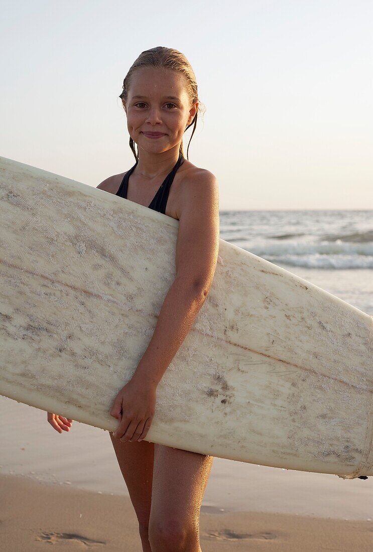 Junges Mädchen mit Surfbrett
