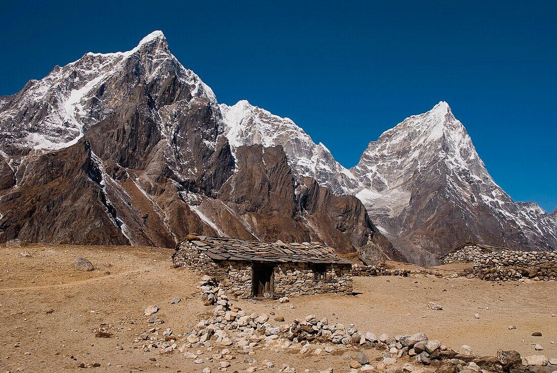 Nepals Taboche-Gipfel, Cholatse und Arakam Tse, mit einem Bauernhaus im Vordergrund; Khumbu-Region, Nepal