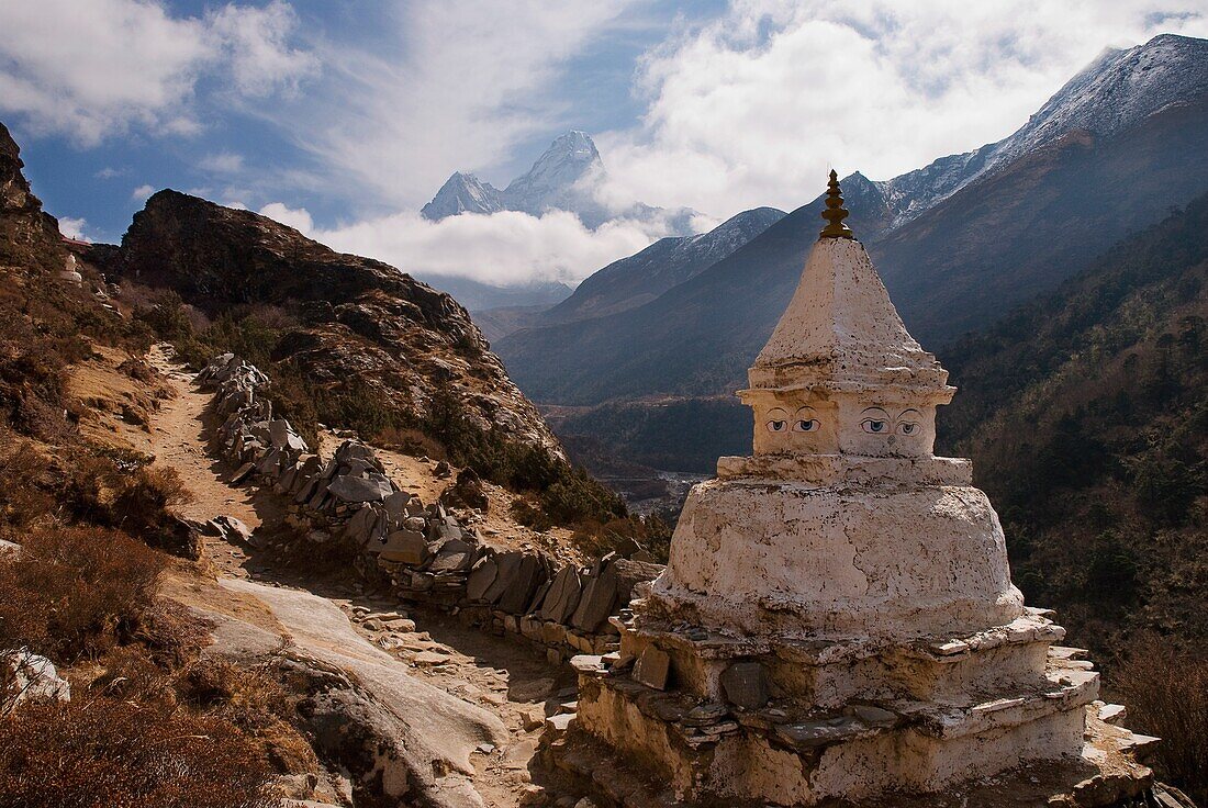 Stupa entlang des Everest Base Camp Trails, mit der Ama Dablam im Hintergrund; Ama Dablam, Dingboche, Nepal