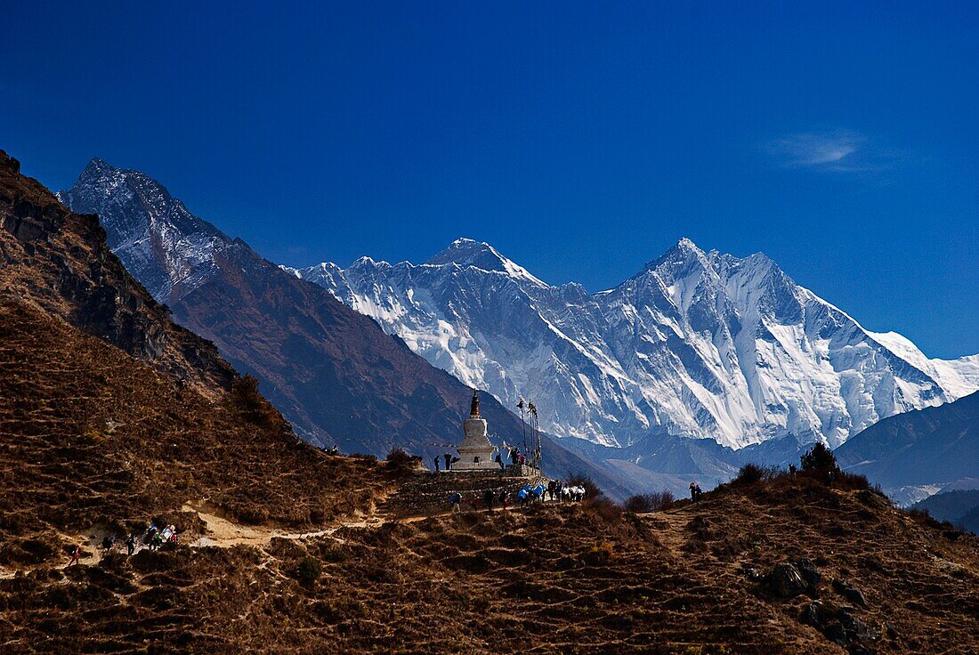 Das Tenzing-Norgay-Denkmal mit dem Mount Everest im Hintergrund, Nepal