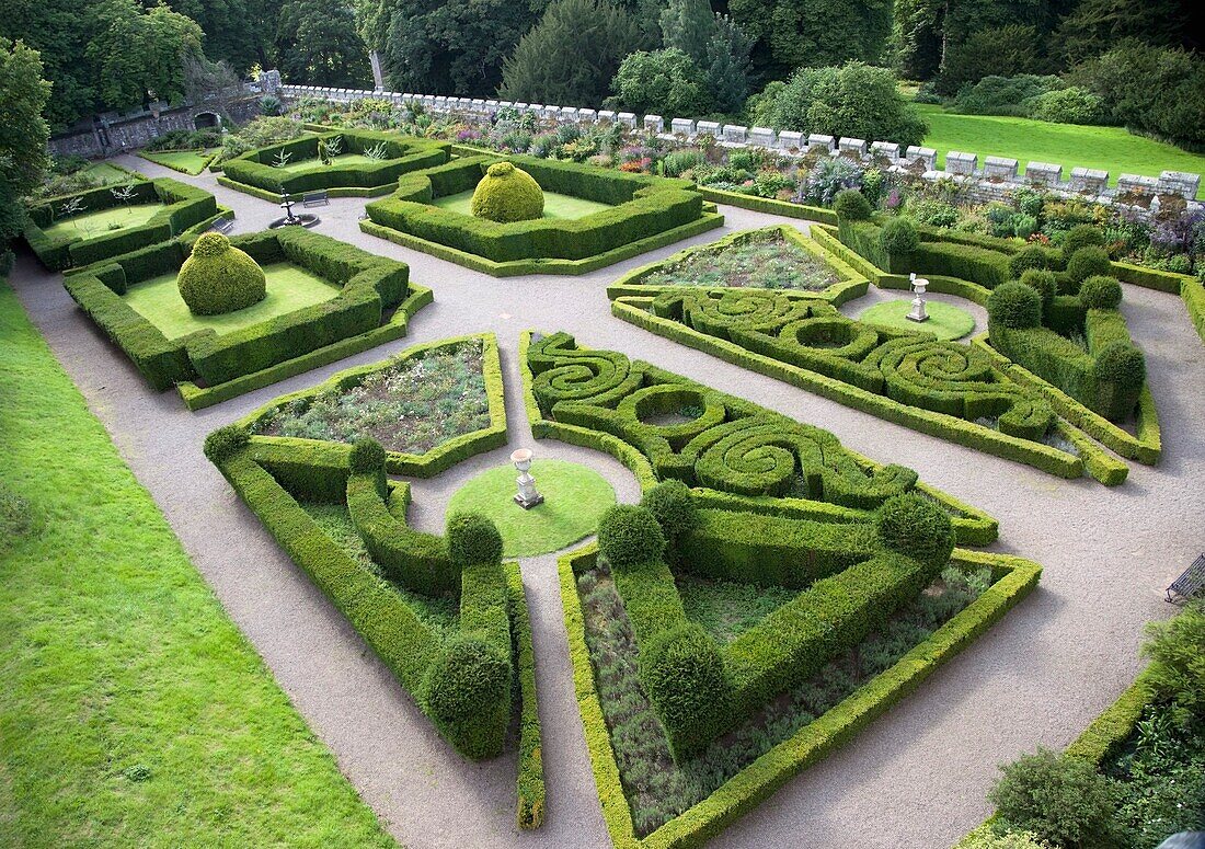 Gepflegter Garten, Schloss Chillingham; Northumberland, England