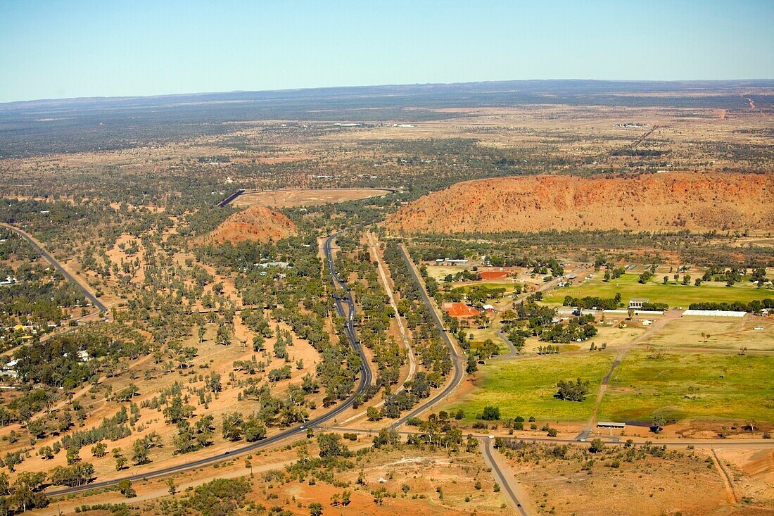 Straßen und Macdonnell Ranges, Alice Springs, Nordterritorien, Australien