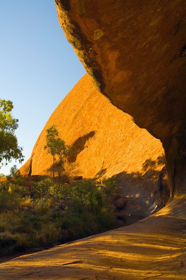 Hohlraum am Fuße des Ayers Rock, Nördliche Territorien, Australien