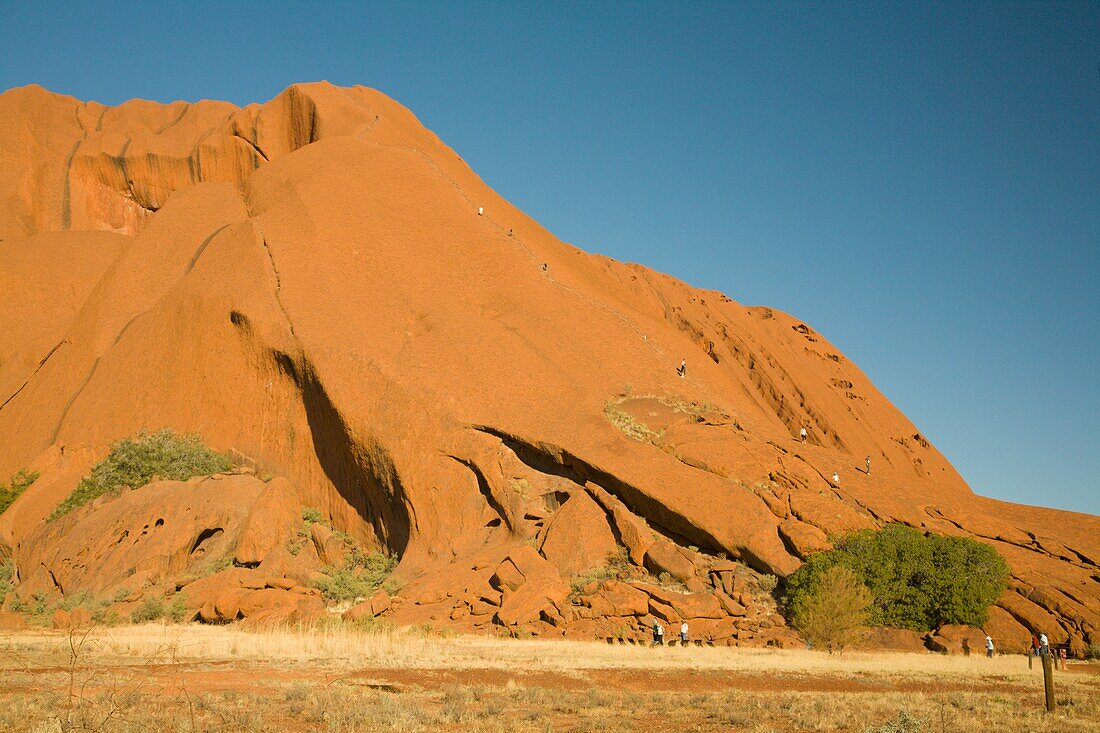 Bergsteiger auf dem Ayers Rock, Nördliche Territorien, Australien