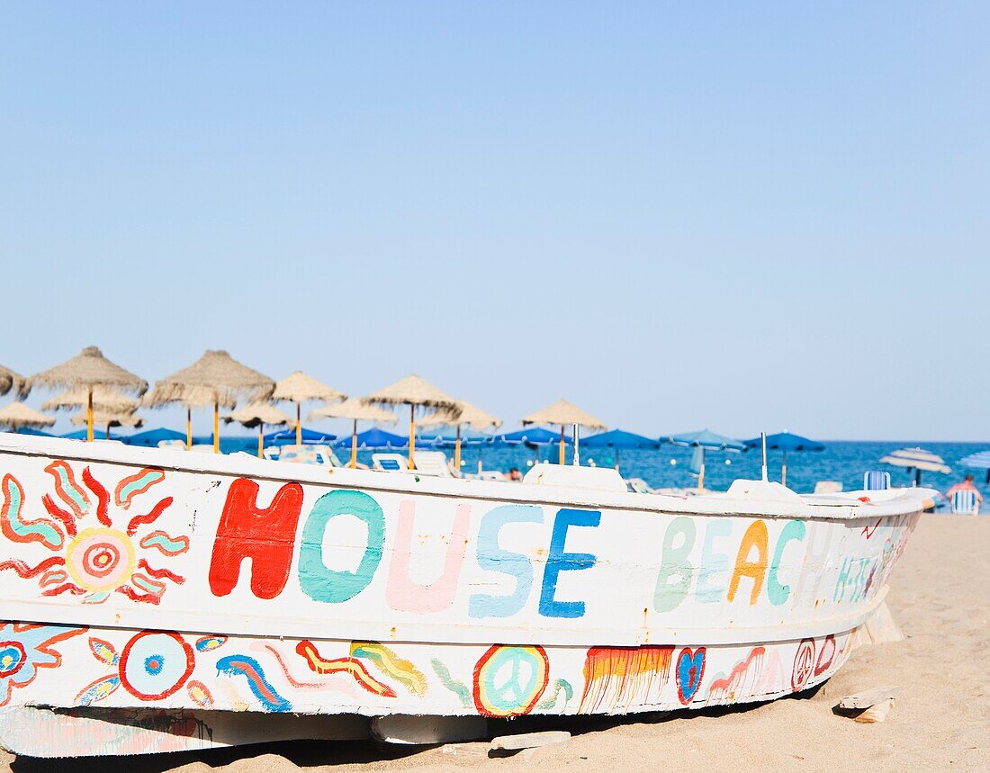 Dekoriertes Fischerboot am Strand La Carihuela, Torremolinos, Costa Del Sol, Malaga, Spanien