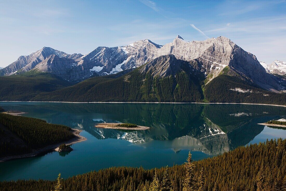 Bergreflexion im oberen See; Kananaskis Country, Alberta, Kanada