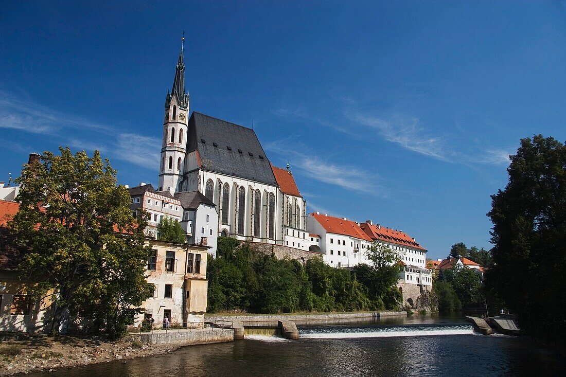 Kirche St. Jost und die Moldau; Cesky Krumlov, Tschechische Republik