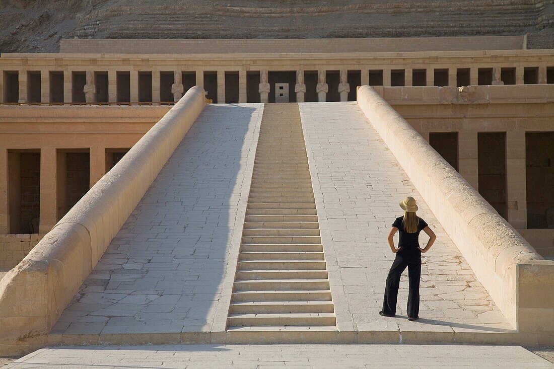 Touristin betrachtet den Hatschepsut-Tempel, Luxor, Niltal, Ägypten