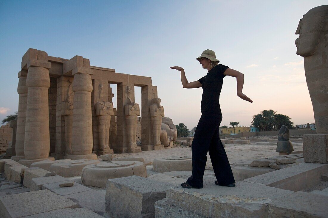 Touristin geht wie eine Ägypterin im Ramesseum, Luxor, Niltal; Luxor, Niltal, Ägypten