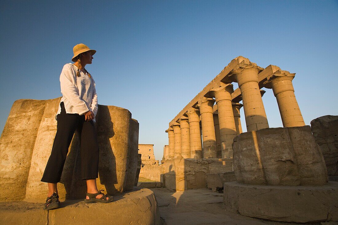 Touristin am Tempel von Luxor, Ägypten